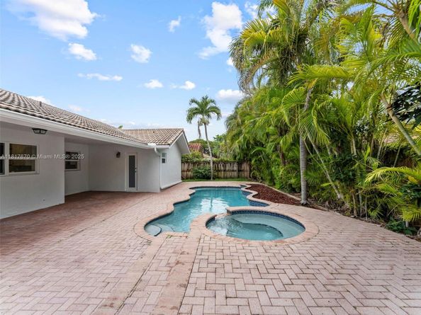 5976 SW 88 pl, Miami FL 33173