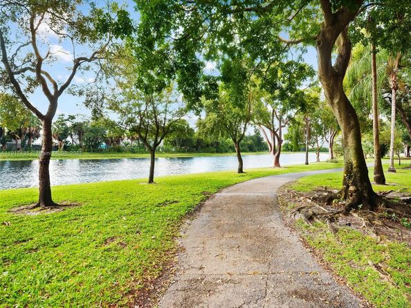 2202 S Cypress Bend Dr 204, Pompano Beach FL 33069