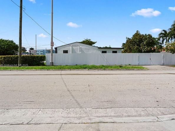 841 SE 11th Pl, Hialeah FL 33010