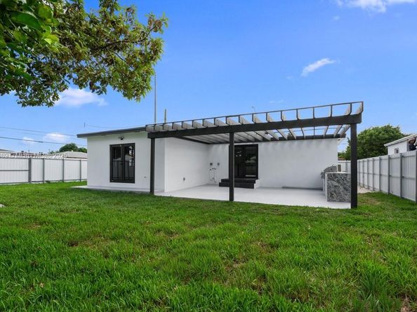 841 SE 11th Pl, Hialeah FL 33010