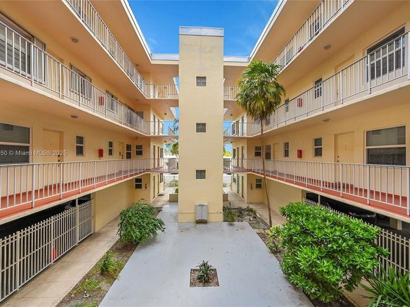 1747 Rodman St 207, Hollywood FL 33020