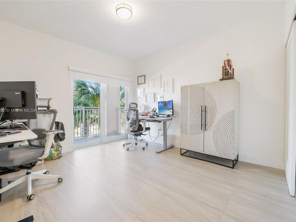 120 Salamanca Ave 4A, Coral Gables FL 33134