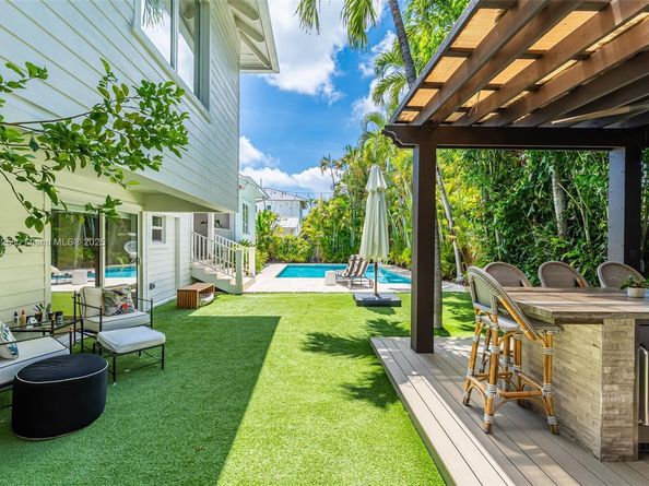 285 W Enid Dr, Key Biscayne FL 33149