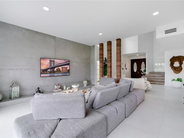 10323 NW 56th Ter, Doral FL 33178