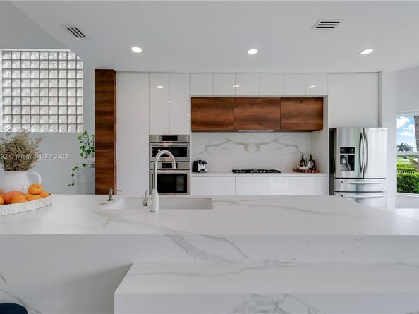 10323 NW 56th Ter, Doral FL 33178