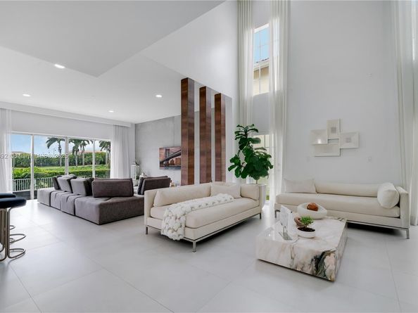 10323 NW 56th Ter, Doral FL 33178