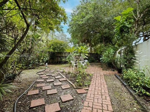 13704 S Garden Cove Cir, Davie FL 33325
