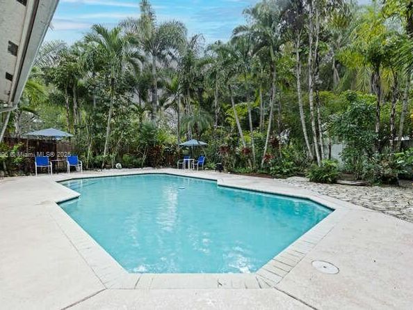 13704 S Garden Cove Cir, Davie FL 33325