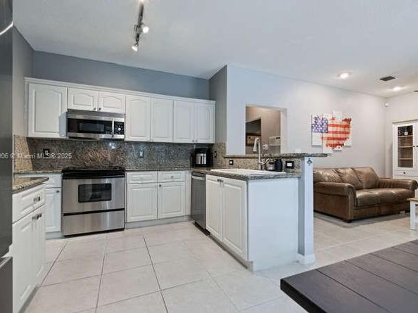 13704 S Garden Cove Cir, Davie FL 33325
