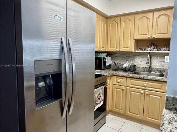 5201 NW 7th St 212, Miami FL 33126