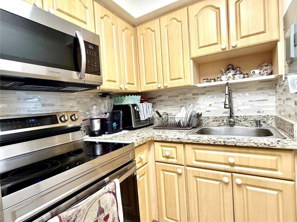 5201 NW 7th St 212, Miami FL 33126