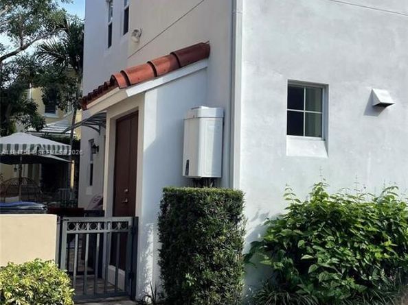 918 NE 17th Way, Fort Lauderdale FL 33304