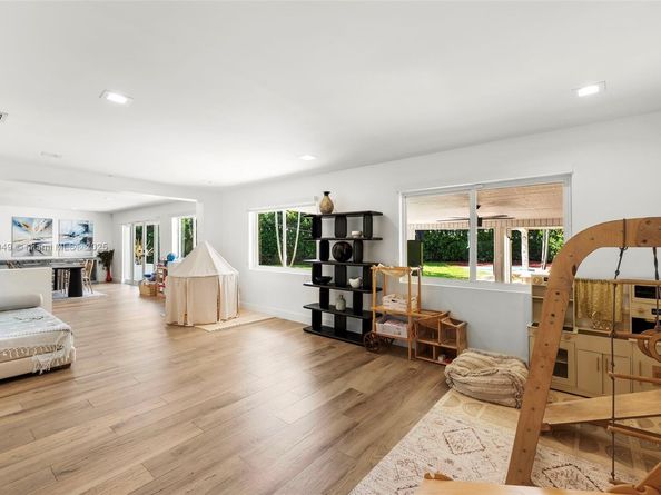 21000 NE 18th Ct, Miami FL 33179