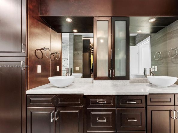 21000 NE 18th Ct, Miami FL 33179