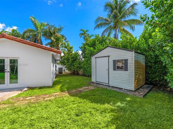 21000 NE 18th Ct, Miami FL 33179