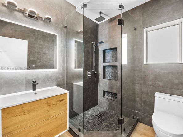 21000 NE 18th Ct, Miami FL 33179