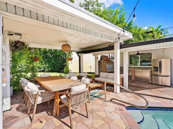 21000 NE 18th Ct, Miami FL 33179