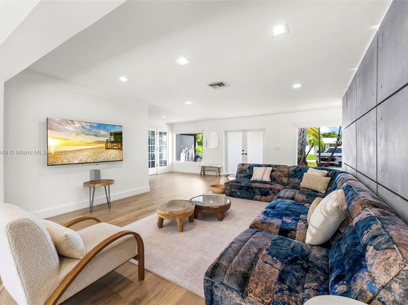 21000 NE 18th Ct, Miami FL 33179