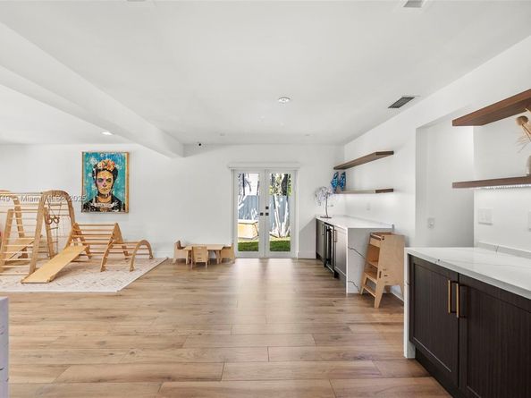 21000 NE 18th Ct, Miami FL 33179