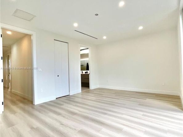536 NW 48th St, Miami FL 33127
