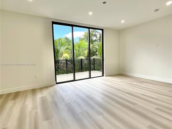 536 NW 48th St, Miami FL 33127