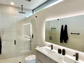 536 NW 48th St, Miami FL 33127