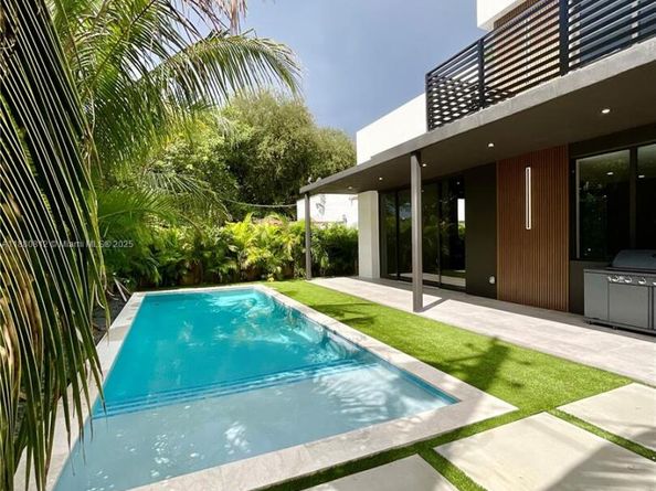 536 NW 48th St, Miami FL 33127
