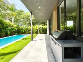 536 NW 48th St, Miami FL 33127
