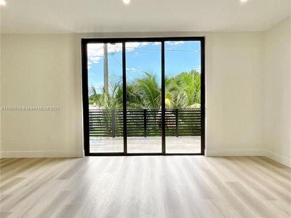 536 NW 48th St, Miami FL 33127