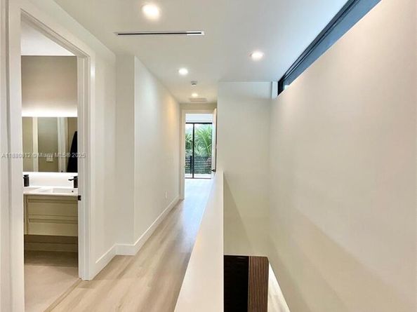 536 NW 48th St, Miami FL 33127