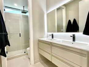536 NW 48th St, Miami FL 33127