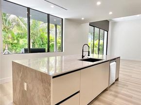 536 NW 48th St, Miami FL 33127
