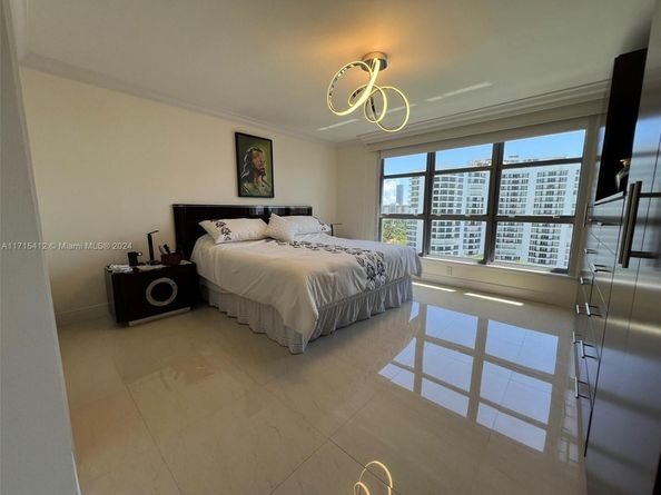 3530 Mystic Pointe Dr 1215, Aventura FL 33180