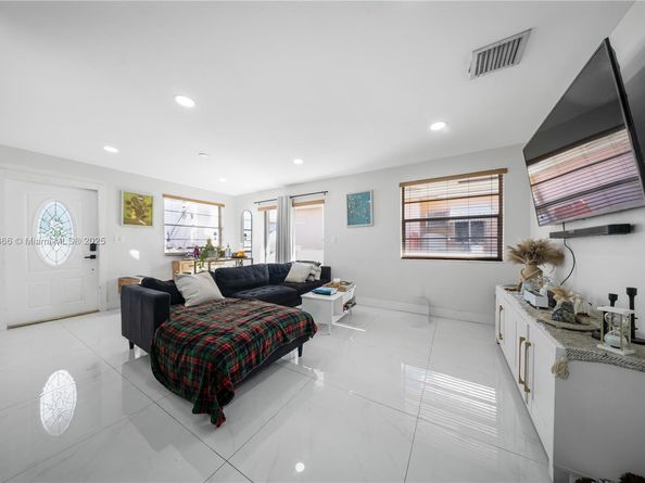 270 W 14th St, Hialeah FL 33010