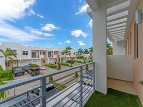 7234 NW 103rd Path, Doral FL 33178