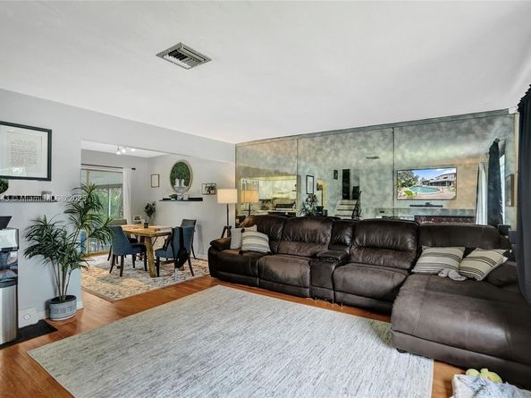 7270 NW 1st St, Pembroke Pines FL 33024