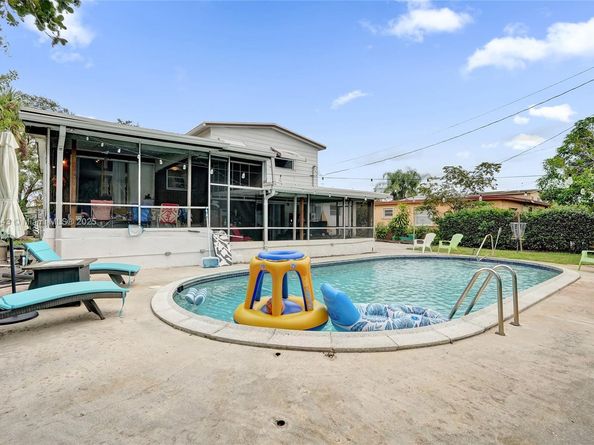 7270 NW 1st St, Pembroke Pines FL 33024