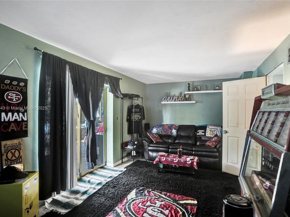 7270 NW 1st St, Pembroke Pines FL 33024