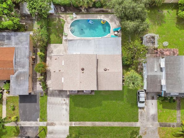 7270 NW 1st St, Pembroke Pines FL 33024