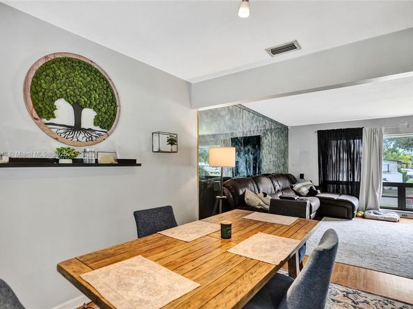 7270 NW 1st St, Pembroke Pines FL 33024