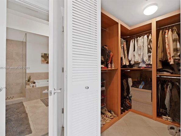 218 SE 14th St 1003, Miami FL 33131