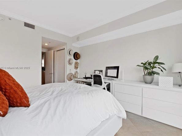 218 SE 14th St 1003, Miami FL 33131