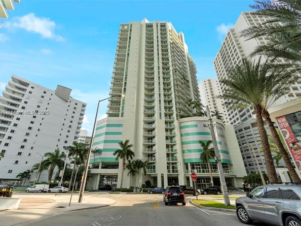 218 SE 14th St 1003, Miami FL 33131