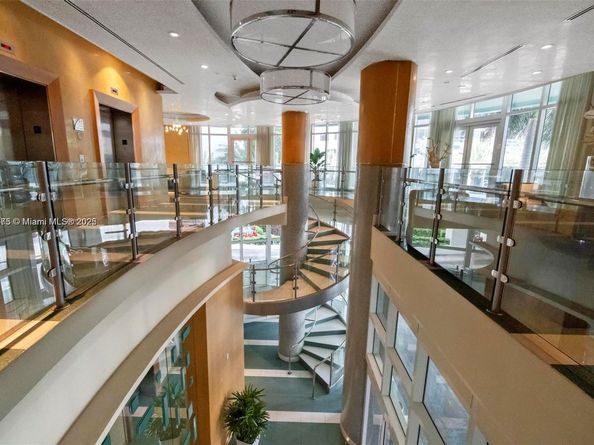 218 SE 14th St 1003, Miami FL 33131