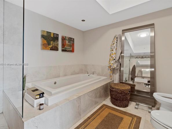 218 SE 14th St 1003, Miami FL 33131