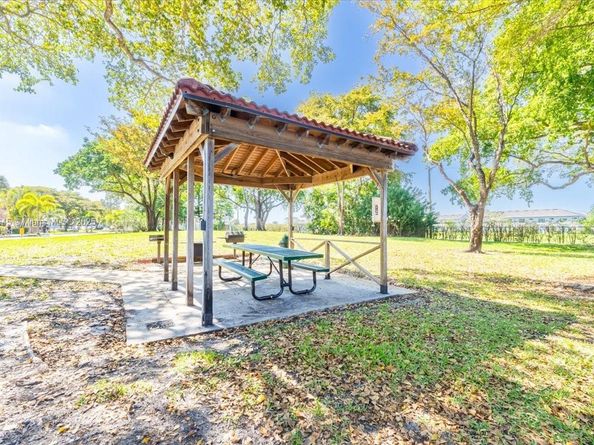 110 Lake Emerald Dr 403, Oakland Park FL 33309
