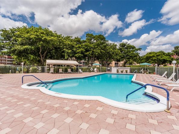 1020 Country Club Dr 305, Margate FL 33063