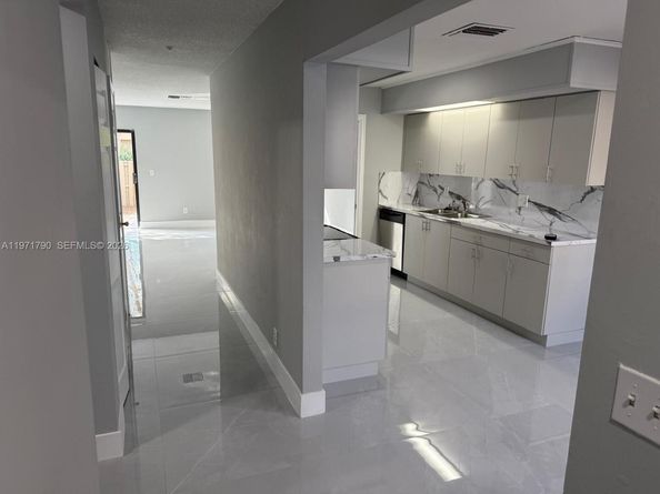 2700 N 34th Ave I, Hollywood FL 33021