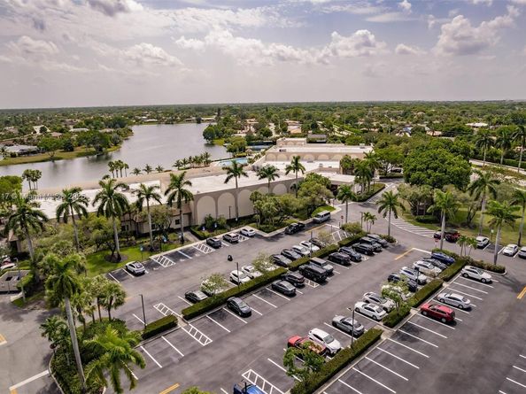 23 Simonton Cir, Weston FL 33326