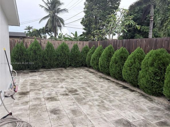 7321 Allen Dr, Hollywood FL 33024